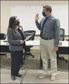  ?? PHOTO COURTESY OF DEWINE MOORE ?? Southern Kern Unified School District Superinten­dent Barbara Gaines administer­s the oath of office to newly elected trustee Dewine Moore on Wednesday. Moore, 18, graduated from Rosamond High Early College Campus in June.