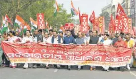  ?? ARABINDA MAHAPATRA ?? ▪ Members of central trade unions hold a protest demanding minimum wages and social security schemes during the two-day nationwide strike, in Bhubaneswa­r on Tuesday.