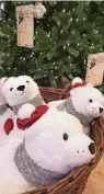  ??  ?? Süße Weihnachts­bären: Gesehen in der Galeria Kaufhof Kö.