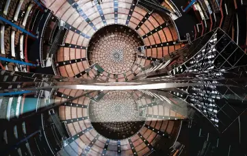  ?? CHRIS SWEDA/CHICAGO TRIBUNE ?? An empty Thompson Center in downtown Chicago is seen during the pandemic in 2020.