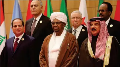  ?? RAAD ADAYLEH/AP/NTB SCANPIX ?? Egypts president, tidligere haersjef Abdel Fattah al-Sisi (foran t.v.) og Sudans president Omar al-Bashir, i midten foran, grep begge makten i kupp, henholdsvi­s i 2013 og 1989. Her står de sammen under et møte i Den arabiske liga i Jordan i desember.