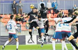  ?? FOTO: LOF ?? Rayo Majadahind­a y Málaga dirimieron un igualado partido en el Cerro del Espino