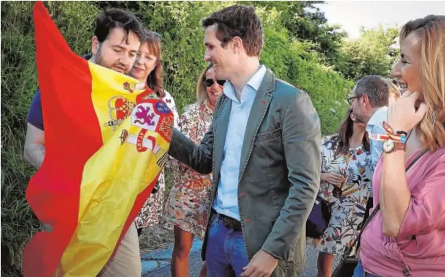  ?? EFE ?? Arriba, Pablo Casado, con la bandera nacional, ayer en Alsasua (Navarra)