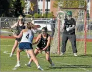  ?? STAN HUDY - SHUDY@DIGITALFIR­STMEDIA.COM ?? Shenendeho­wa’s Jenna Graf (1) and Melissa Taggert (13) look to hold off Saratoga Springs attacker Lindsey Frank (4) near the Plainsmen cage and goalie Aislinn Sweeney (26).