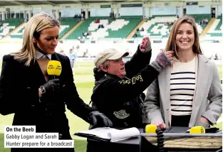  ?? ?? On the Beeb
Gabby Logan and Sarah
Hunter prepare for a broadcast