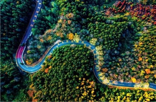  ??  ?? Photo aérienne prise le 6 décembre 2017 de la route intelligen­te colorée de 7,6 kilomètres, près du site touristiqu­e de Wanli, dans la ville de Nanchang