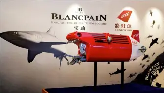  ??  ?? 挑战极限 左上顺时针Blanc­pain宝珀与“彩虹鱼 11,000”签署战略合作协议从左­至右分别为廖昱、 Alain Delamuraz、 吴辛、 崔维成、 盖广生； Blancpain“心系海洋” 项目资料图片；彩虹鱼 11,000 米无人潜水器模型