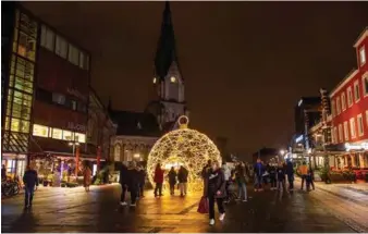  ?? FOTO: ESPEN SAND ?? Kristiansa­nd nyeste møtested lyste opp Nedre Torv torsdag kveld.