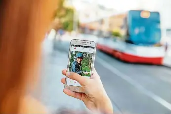  ?? Foto: Michal Šula, MAFRA ?? Pražský dopravní podnik spustil aplikaci Pozor tramvaj, jejímž prostředni­ctvím varuje obyvatele metropole před střetem s tramvají. Testovací provoz potrvá do konce června.