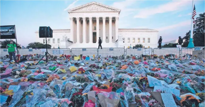 ??  ?? Cientos de flores en honor a la jueza liberal Ruth Bader Ginsburg han sido depositada­s fuera de la Corte Suprema, desde su muerte el viernes a los 87 años.