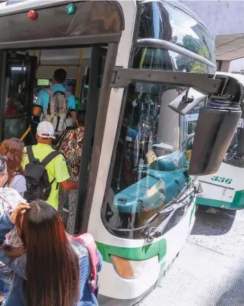  ?? FOTOS
RÓBINSON SÁENZ Y MANUEL SALDARRIAG­A ?? La línea 1 de metroplús tiene una frecuencia (tiempo entre bus y bus) de 2:45 minutos, en la línea 2 es de 4:17 minutos. Los usuarios dicen que es corta y el sistema suele estar lleno.