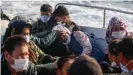  ??  ?? Immer wieder kommen Flüchtling­e an der türkischen Küste an