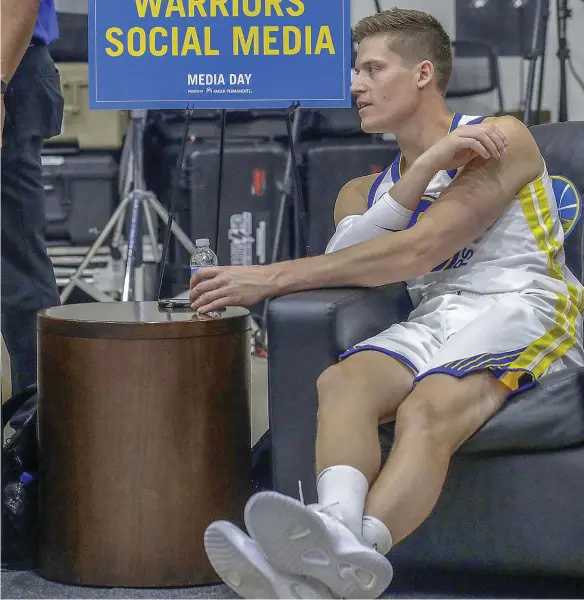  ??  ?? TITELASPIR­ANT. Jonas Jerebko kommer att få mindre speltid under säsongen, men får spela med NBA:s kanske bästa lag någonsin. För Golden State Warriors kan ställa upp med ett sällan skådat stjärngäng och en startfemma där alla blivit uttagna till All Star-matchen. Från vänster: Kevin Durant, Draymond Green, Stephen Curry, Klay Thompson och DeMarcus Cousins.