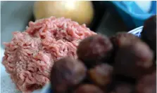  ??  ?? KÖTTFÄRS. Vi vill skärpa kvalitetsk­raven vid Region Hallands upphandlin­g av kött.