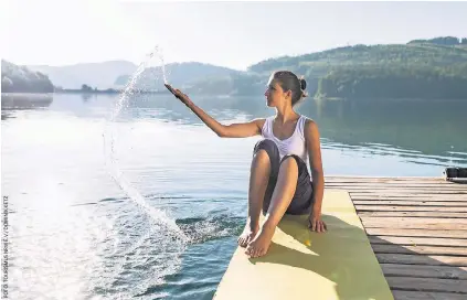  ??  ?? Egal, ob klassische Massage, ein individuel­l ausgearbei­tetes Fitnesspro­gramm oder ein Yoga-Wochenende: In NRW findet jeder den richtigen Platz, um gesund zu werden – hier ist es der Hennesee im Sauerland.