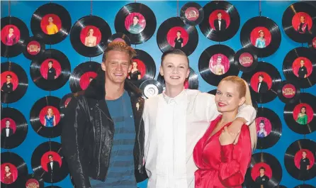  ?? Picture: JASON O'BRIEN ?? Pop star Cody Simpson (left) with his little brother Tom and sister Alli at All Saints College.