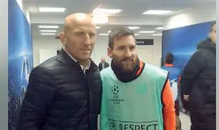  ??  ?? Con l’idolo Massimilia­no Sambugaro aveva raccolto la sfida via social di Lionel Messi: tirare un corner e centrare la traversa. Eccoli insieme.
