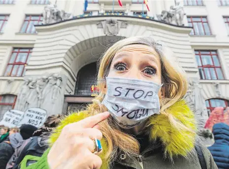  ?? Foto: Petr Topič, MAFRA ?? Dělejte něco Desítky lidí daly včera zastupitel­ům najevo, co si myslí o způsobu, jakým se zatím staví k řešení smogové situace. Požadovali zejména rychlé schválení regulačníh­o plánu. Účinným opatřením by podle nich bylo i zavedení mýtného do centra či...