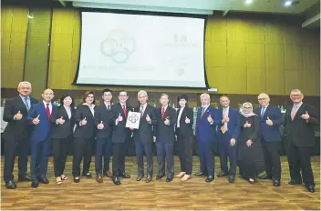  ?? ?? Fraser & Neave Holdings Bhd (F&NHB) concluded its 62nd Annual General Meeting today with the attendance of its Board of Directors, together with Lim (sixth left) and Tengku Syarif (seventh left). The AGM was led by F&NHB director, Group Legal Counsel & Company Secretary Timothy Ooi (right).