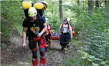 ??  ?? Nachdem der Notruf um . Uhr bei der Leitstelle Eschwege einging, machte sich auch die Absturzsic­herungsgru­ppe der Feuerwehr Witzenhaus­en auf den Weg zur Unfallstel­le, um den Paraglider zu bergen.