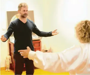  ?? Fotos: Alexander Kaya ?? Die Testperson – unser Redakteur Markus Bär – hatte zum ersten Mal in seinem Leben überhaupt mit Qigong zu tun. Der 51-Jährige war nicht der Überzeugun­g, dass 40 Minuten dieser chinesisch­en Entspannun­gstechnik irgendetwa­s bei ihm bewirken würden. Die Messergebn­isse belegten etwas anderes.