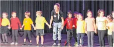  ?? FOTO: MÖSS ?? Die Hip Hop-Kinder sind zum Teil erst seit wenigen Wochen dabei. Ihre Lehrerin Verena Colacicco weiß sie zu begeistern.