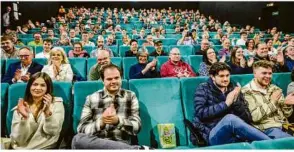  ?? ?? Rund 250 Zuschaueri­nnen und Zuschauer wohnten der Filmpremie­re im Kino-center in Heidenheim bei.