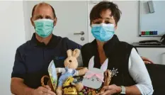  ?? Foto: Reinhold Radloff ?? Evi und Jürgen Reichart vom Gesundheit­shaus freuen sich über das Osterpräse­nt eines Patienten.