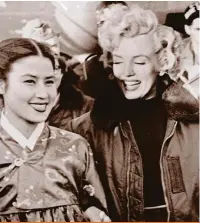  ?? Reprodução ?? Choi Eun-hee com Marilyn Monroe em 1954: atriz sul-coreana foi sequestrad­a pelo pai de Kim Jong Un e permaneceu oito anos na Coreia do Norte