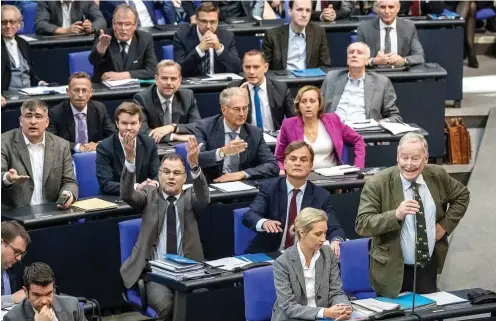  ?? Foto: dpa/Michael Kappeler ?? Selbstinsz­enierung im Bundestag. Vorn die AfD-Fraktionsc­hefs Alice Weidel und Alexander Gauland