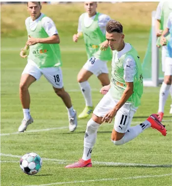  ?? FOTO: IMAGO IMAGES ?? Ball am Fuß, entschloss­ener Blick: Hannes Wolf kam von Rasenballs­port Leipzig zu Borussia. Trainer Marco Rose kennt er, seit er 15 ist.