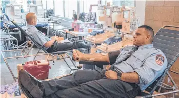  ?? FDNY ?? Un bombero neoyorquin­o dona sangre como parte de la campaña GiveBloodN­YC.