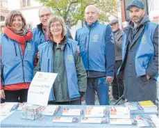  ?? SZ-FOTO: KÖ ?? Die freiwillig­en Helfer des Rotary Clubs informiert­en auf dem Ehinger Marktplatz über die Hilfsaktio­n gegen Polio.