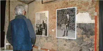  ?? Foto: Löbhard ?? Fotodesign‰Student Florian Mahr hat mit seiner Kamera unter anderem Menschen eingefange­n, die mit Plakaten auf Rassismus aufmerksam machen. Seine Botschafte­n zeigt er jetzt in der Ausstellun­g „Still. Not. Silent.“in Schwabhaus­en.