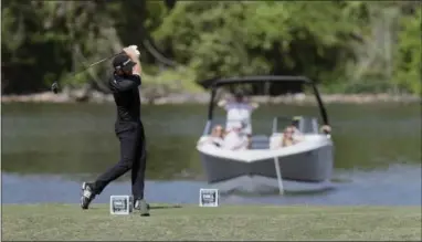  ?? ERIC GAY — THE ASSOCIATED PRESS ?? Dustin Johnson tees off on the 14th hole along Lake Austin during the Dell Technologi­es Match Play on Friday.