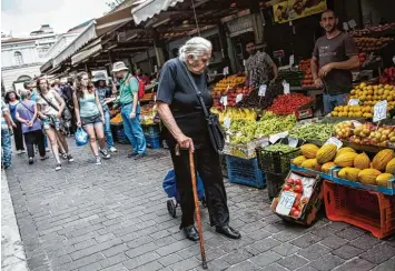  ?? Foto: Socrates Baltagiann­is, dpa ?? Marktständ­e in Athen: Griechenla­nd soll bald wieder finanziell auf eigenen Beinen stehen. Doch wirtschaft­lich gesundet ist das Land noch nicht.