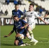  ??  ?? Frankfurts Luka Jovic (Mitte) schießt an Limassols Dylan Ouedraogo (l.) vorbei aufs Tor. Foto: dpa