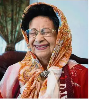  ??  ?? Love is all around: Marina posted a Twitter shout-out to her mum Siti Hasmah, with this picture accompanyi­ng the post, and wished all ‘awesome Mummies’ a happy Mother’s Day.