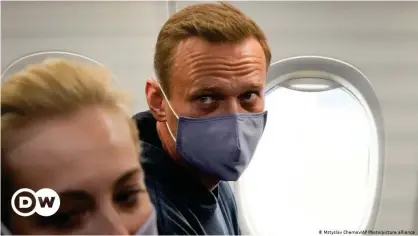  ??  ?? Alexei Navalny, junto a su esposa, en el avión que le llevó a Moscú el domingo.