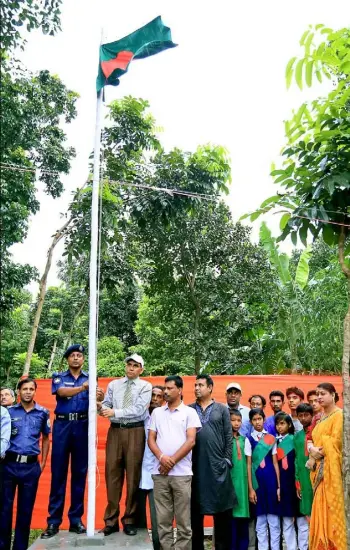  ??  ?? Bangladesh’s Upazila Nirbahi Officer Md. Nasir Uddin Ahmed, wearing a white cap, raises the national flag Saturday after Bangladesh and India officially exchanged the enclaves at Dashiarchh­ara.