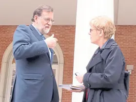  ?? F. pechervsky ?? Rajoy y la correspons­al de la nacion, en la Moncloa