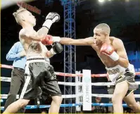  ??  ?? SÓLIDO. Danielito Zorrilla alcanza con una fuerte derecha a su rival del sábado, Onix Currás, a quien venció mediante nocaut al 1:29 del primer asalto.