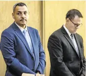  ?? JOSE A. IGLESIAS jiglesias@elnuevoher­ald.com ?? Eduardo Acosta, left, in the courtroom at Miami Dade Criminal Court with his attorney, Eric Matheny, during jury selection.