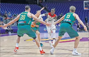  ??  ?? POBRES ENTRADAS. Schroder pasa el balón ante Lituania. Al fondo se ven las gradas de Helsinki vacías.