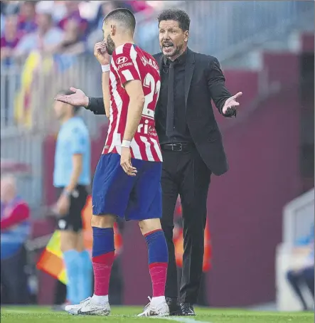  ?? Foto: getty ?? Diego Simeone, dando instruccio­nes en el Camp Nou, un estadio que se le sigue resistiend­o, pues nunca ha ganado en él