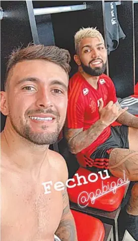  ??  ?? Arrascaeta e Gabigol fazem selfie após o treino no Ninho do Urubu