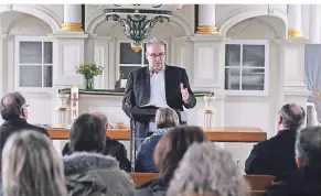  ?? FOTO: JÜRGEN MOLL ?? Deutliche Worte fand Pfarrer Dieter Jeschke bei der Gedenkfeie­r und der Mahnwache für die Opfer von Hanau am Samstagmit­tag in der reformiert­en Kirche am Marktplatz.