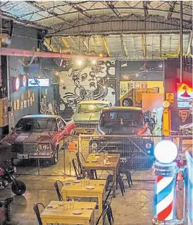  ??  ?? 2 4 Para todos los gustos. 1) El acogedor restó “Sudeste” fue de los primeros que apostaron por la renovación del Bajo como circuito gastronómi­co. Gran salida romántica. 2) “Camino Motor Coffee”, gran ambiente para salir a beber y comer con amigos;...