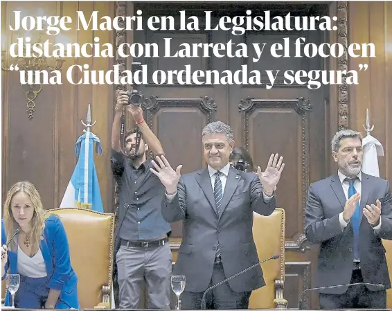  ?? RODRÍGUEZ ADAMI ?? Discurso. Jorge Macri en la Legislatur­a, junto a la vicejefa Clara Muzzio y el vicepresid­ente primero de la institució­n, Matías López.