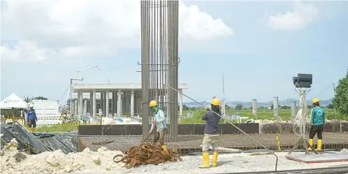  ?? UMAR/JAWA POS ?? TERUS DIKEBUT: Pekerja mengebut pengerjaan tiang pancang proyek tol Krian–Legundi–Bunder–Manyar (KLBM) yang berdiri di sisi Waduk Bunder.